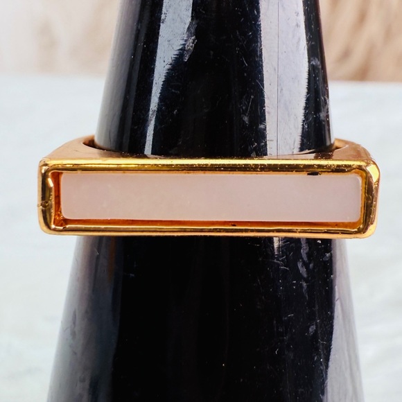 Pretty goldtone, rectangle, minimalist ring size 6 1/2 - Picture 3 of 4